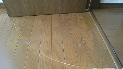 大きなフローリング傷も可能な限り復元対応いたします。丁番の経年劣化で下がったドア開閉による、弧を描くように長く表面がえぐれた(彫られた)フローリングキズです。
