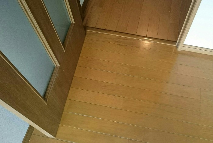 塗装機による現地色合わせの吹き付け塗装や筆などで色や木目柄を表現します。最後にウレタンクリアーでコーティング、艶を合わせて完了です。床暖房フローリング対応可能です。