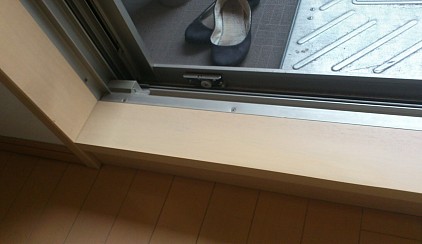 写真のようなかじり傷の場合、施工時間は3〜4時間ほどです。お客様宅の枠に色と木目柄を合わせて作るウレタン塗装仕上げです。