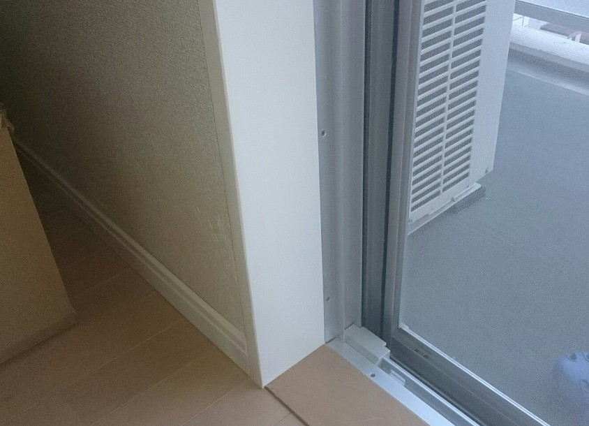 窓際の日当たりの良い窓枠なので、形や色や艶をより丁寧に仕上げました。枠表面のエンボス加工も可能な限り再現しました。知らない人が見れば修理したとはわからないはずです。