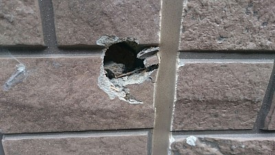 神奈川県横浜市の外壁補修承ります。窯業サイディング、金属サイディング、ガルバニウム、その他可能な限り外壁補修対応いたします。エアコンの室外機設置による間違い穴、工事中にお隣の外壁に傷をつけてしまった、