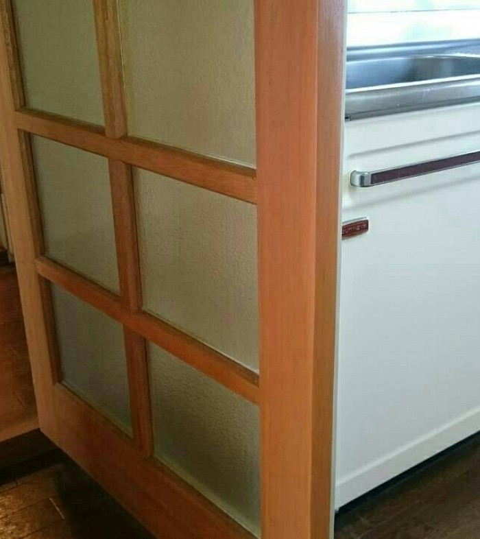 柱補修と同様、当社の補修方法は破損部に樹脂パテを充填して形を戻した後、現地でドアや柱の色を合わせて作り、主に吹き付け塗装で仕上げます。経年の風合いや木目柄も極力再生します。