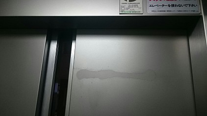 エレベータードア、エレベーター内側、強い溶剤でテープ跡をクリーニングしたら、ドア表面の色が剥がれてしまったとのことです。