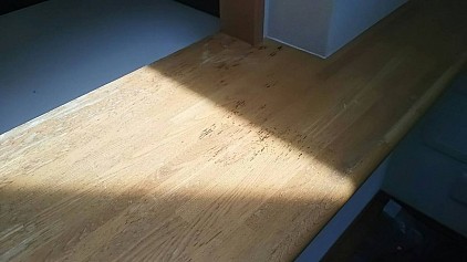 横浜市、横須賀市、関東全域カウンター補修対応いたします。集成材カウンター補修料金 (技術料金＋材料費)キズ破損1箇所 につき・10cm以内 36,000円から ・15cm以内 45,000円から ・15cm以上の破損は現地確認となります。カウンター各所にキズ、染み多数の場合は1箇所単価を下げて、合計金額からもお値引きいたします。LINE概算お見積り、現地お見積り対応いたします。