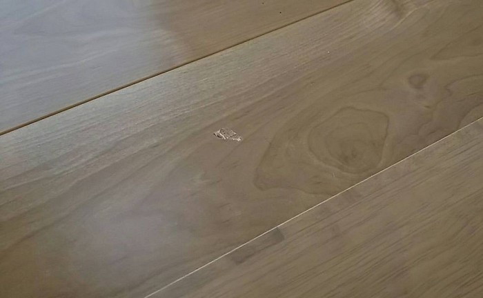 キズは写真中央です。床の小さなキズですが、キズが残っている場合と補修後では、イメージが大きく変わります。 見た目も気分もスッキリします。