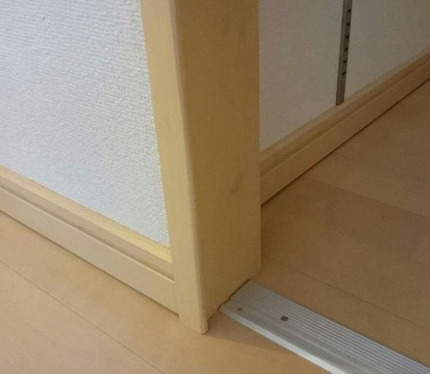 猫の爪で引っ掛かれた削れた柱や家具、うさぎにかじられた巾木や木枠も同様にリペアで仕上げます。