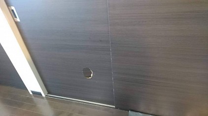 鎌倉市大船マンション引き戸、並んでいるドアも色や柄、風合いも合わせて全体的に見ても違和感が少なくなるように仕上げます。