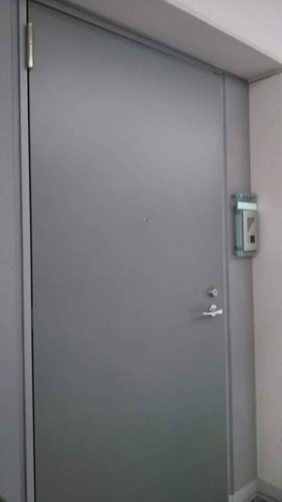 ペンキのように刷毛で塗るのではなく、塗装機械(コンプレッサー)とスプレーガンによる吹き付け塗装仕上げです。自動車の凹み補修、板金塗装のようなイメージです。━─━─━─━─━─━─━─━─━─