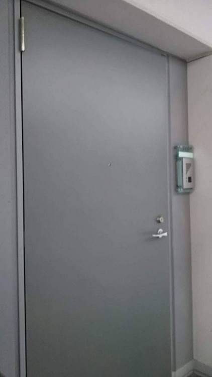 ペンキのように刷毛で塗るのではなく、塗装機械(コンプレッサー)とスプレーガンによる吹き付け塗装仕上げです。自動車の凹み補修、板金塗装のようなイメージです。━─━─━─━─━─━─━─━─━─