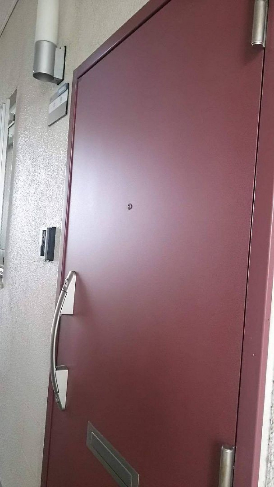 玄関扉凹みリペア完了です。可能な限り自然な風合いで仕上げます。