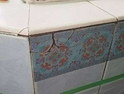 浴室の柄の入ったタイル割れ補修、昔のタイルはおしゃれな模様が多いです。廃番で同じタイルが無くても貼り替え無しで修復対応いたします。