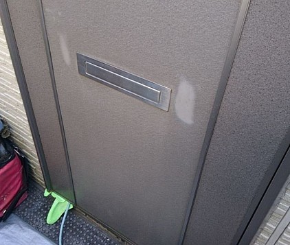 ドアポスト入口を強力なテープ長期間でふさいでたようです。剥がしたところ接着のりが残り、市販ののり剥がしで擦ったらドア表面シートも剥がれてしまいました。 ※このタイプの玄関ドアは強い溶剤、シンナーが付着すると表面が溶けてしまいます。 強い洗剤、オレンジ系の汚れ落としでも染みになる場合があります。