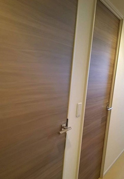ドア穴がわからなくなるのは補修として当然です。当社は同じ柄のドアが並んでいる場合も、違和感少なくバランスよく全て塗装で仕上げます。