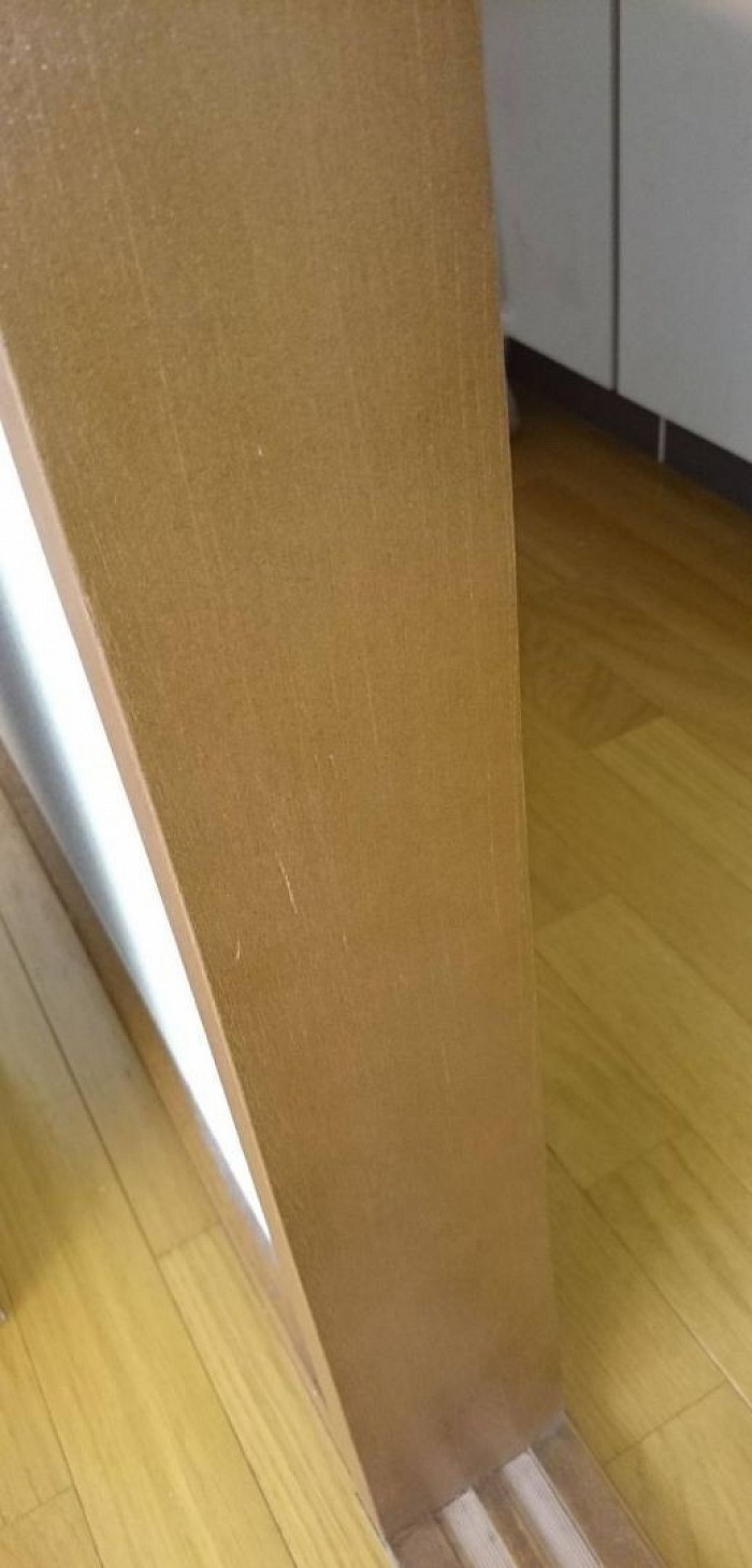 柱の色合わせだけではなく、敷居にも色を合わせて自然な風合いに仕上がりました。解体交換工事をしないで、猫ちゃんの爪研ぎ柱のお悩みを静かに解決いたします。