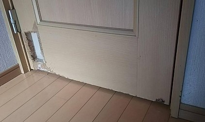 相模原市中央区大野台マンション、ドアに取り付けていた機械を外し、穴を塞いで欲しいとご依頼をいただきました。