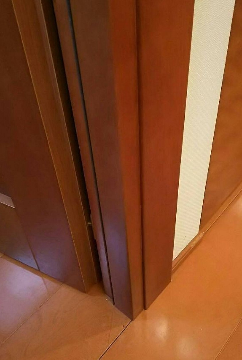 横浜市〜関東エリア全域対応いたします。お部屋の木部の齧りキズ補修料金 (技術料金＋材料費)キズ凹み1箇所 ・10cm以内 36,000円から ・15cm以内 45,000円から ・15cm以上の破損は現地確認となります。部屋じゅうに噛みキズ多数の場合は1箇所単価を下げて、合計金額からもお値引きいたします。LINE概算お見積り、現地お見積り対応いたします。   家、住宅に限らず、ペットホテル、ペットショップの施設のかじりキズ補修も対応しております。
