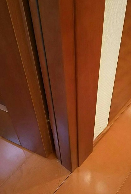 横浜市〜関東エリア全域対応いたします。お部屋の木部の齧りキズ補修料金 (技術料金＋材料費)キズ凹み1箇所 ・10cm以内 36,000円から ・15cm以内 45,000円から ・15cm以上の破損は現地確認となります。部屋じゅうに噛みキズ多数の場合は1箇所単価を下げて、合計金額からもお値引きいたします。LINE概算お見積り、現地お見積り対応いたします。   家、住宅に限らず、ペットホテル、ペットショップの施設のかじりキズ補修も対応しております。