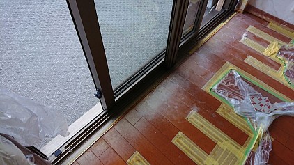 横浜市、横須賀市、関東エリアの窓際掃き出しフローリング補修対応いたします。掃き出しの床補修料金 (技術料金＋材料費)キズ凹み1箇所 ・10cm以内 36,000円から ・15cm以内 45,000円から ・15cm以上の破損は現地確認となります。剥がれ変色多数、広範囲な場合は1箇所単価を下げて、合計金額からもお値引きいたします。LINE写真概算お見積り、現地お見積り対応いたします。