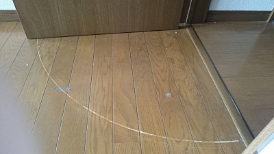 扉丁番の経年劣化で下がったドアを長年開閉し続けたため、床に長く深いえぐれた引きずり傷が発生、気になった方は施工事例をご覧ください。