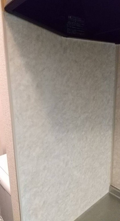 ドア穴補修と同じく、現地で色を作ります。特殊なスポンジやエアブラシで柄を再生し、業務用耐熱クリアーコーティングで完了です。