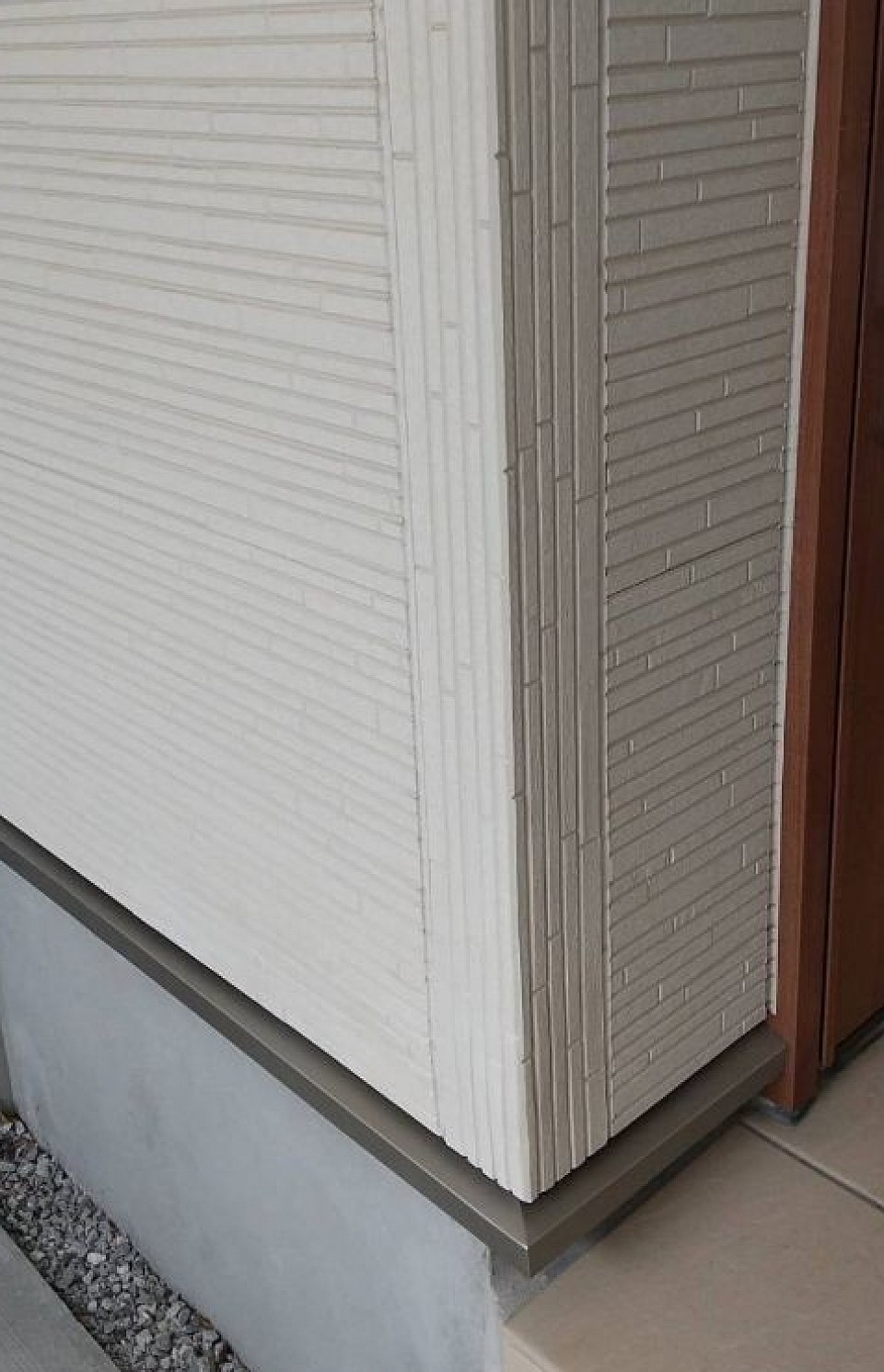 お部屋と同じく外壁も壊さず修理、修復いたします。保険対応いたします。ご質問やお見積りはLINE、メール、お電話からどうぞ