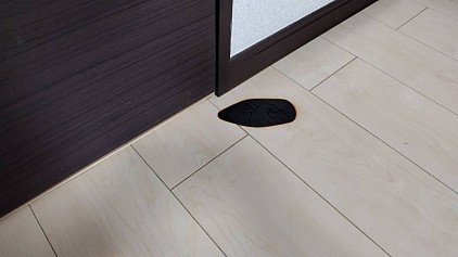 鎌倉市由比ヶ浜マンション/白っぽい床に黒い焦げが目立ちます。