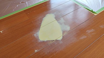 ポリエステルパテ（樹脂パテ）充填硬化後、研磨してまっ平らにします。