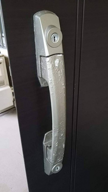 玄関ドアハンドルの剥がれ