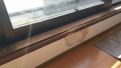 窓の枠、壁の剥がれ