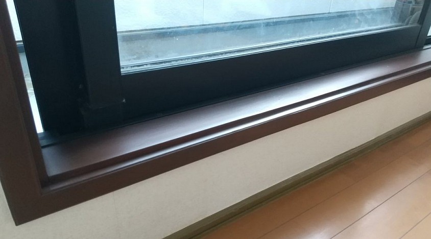 ※当社は柱や枠、床のかじりキズ専門です。壁紙補修については、壁紙クロスの剥がれ範囲や柄により可能な限り対応いたします。